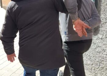 La Guardia Civil ha detenido a tres individuos que se dedicaban a llenar el carro de la compra para marcharse sin pagar de los supermercados.