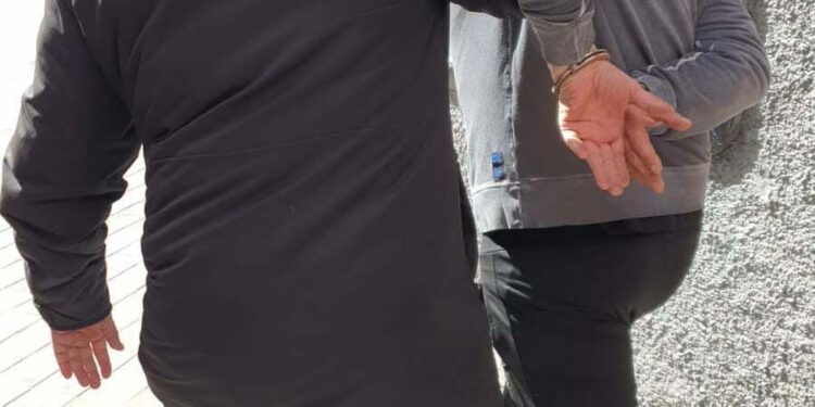 La Guardia Civil ha detenido a tres individuos que se dedicaban a llenar el carro de la compra para marcharse sin pagar de los supermercados.