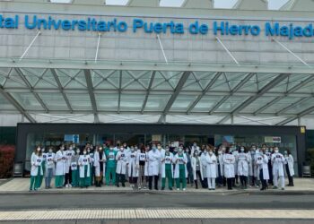 Concentración de especialistas en el Puerta de Hierro contra la precariedad laboral del colectivo