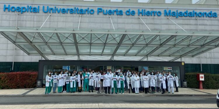 Concentración de especialistas en el Puerta de Hierro contra la precariedad laboral del colectivo