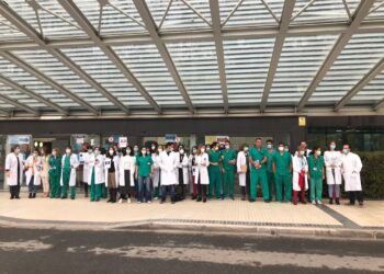 Concentración de especialistas en el Puerta de Hierro contra la precariedad laboral del colectivo