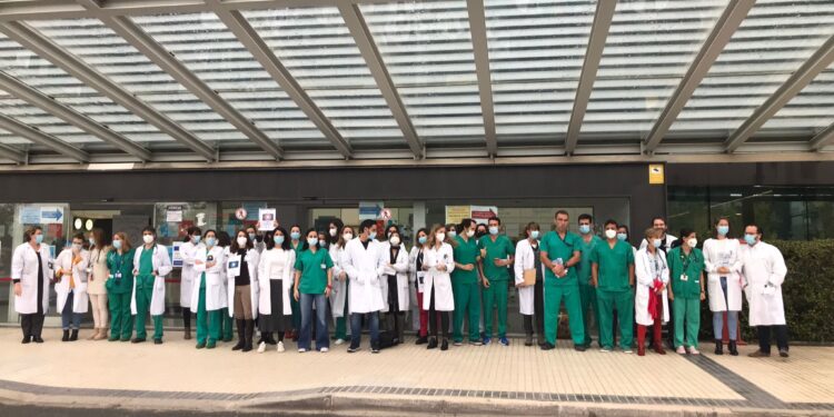 Concentración de especialistas en el Puerta de Hierro contra la precariedad laboral del colectivo