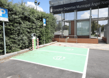 Recarga tu vehículo en el Complejo Deportivo Municipal Ángel Nieto de Boadilla
