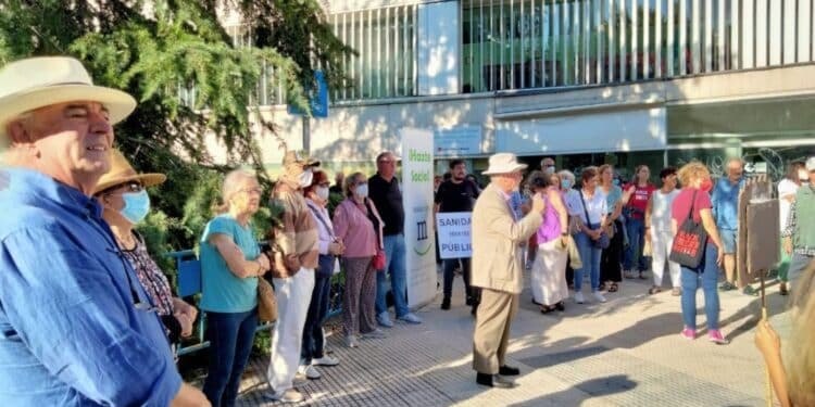 Éxito de la convocatoria vecinal contra el cierre de los Servicios de Urgencias