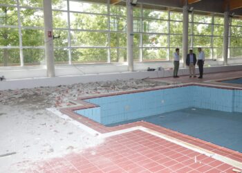 Puesta a punto de las playas de la piscina cubierta de Boadilla