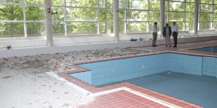 Puesta a punto de las playas de la piscina cubierta de Boadilla