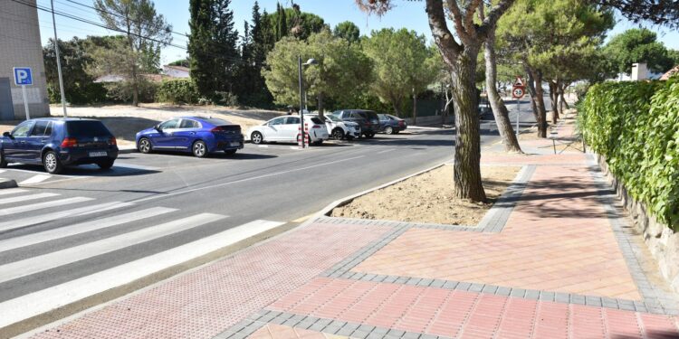 La urbanización Parque Boadilla estrena acera y plazas de aparcamiento