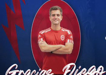 Diego Nogales sale del banquillo del Rayo