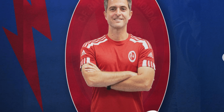 Diego Nogales sale del banquillo del Rayo