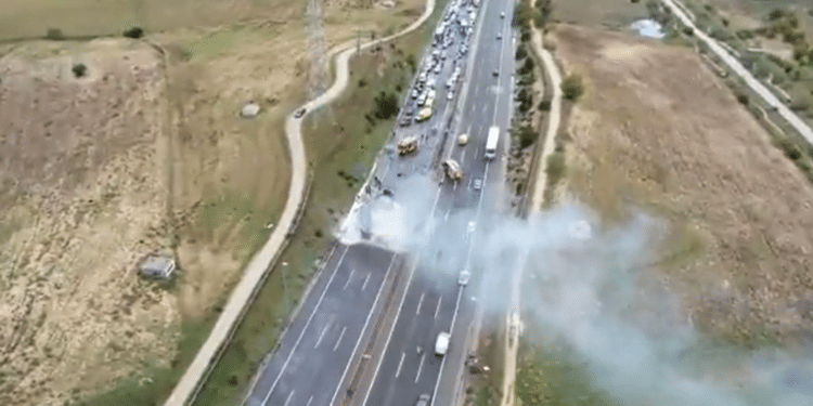 El incendio de un camión bloquea la M50 a su paso por Majadahonda