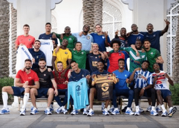 Theo Hernández pasea por Catar la bandera del Rayo Majadahonda