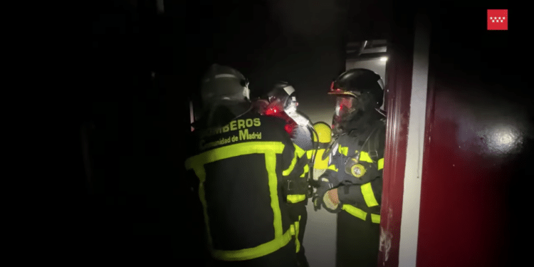 Los bomberos encuentran un cuerpo sin vida tras la extinción de un incendio en unos trasteros en Boadilla