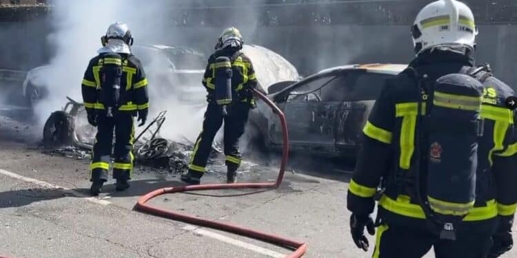 Calcinados 3 vehículos tras un incendio en Pozuelo de Alarcón