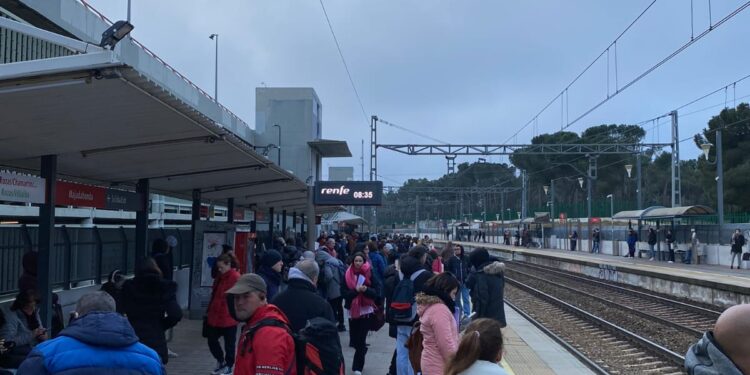 Viajeros esperando en Estación de Majadahonda