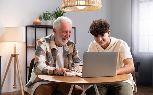 Alumnos del IES José Saramago ponen remedio a la brecha digital