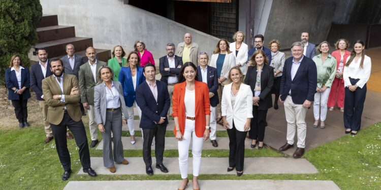 Lola Moreno presenta su lista electoral formada por 14 mujeres y 13 hombres