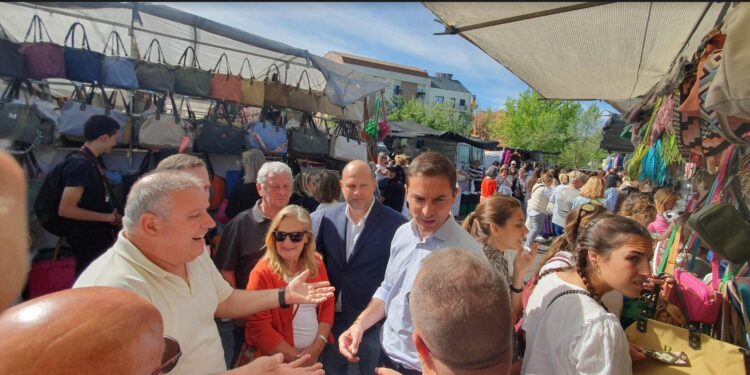 Lobato y Rodríguez Cabrera visitan la zona centro y el mercadillo