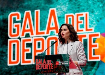 La presidenta de la Comunidad firma el Decreto de convocatoria de elecciones