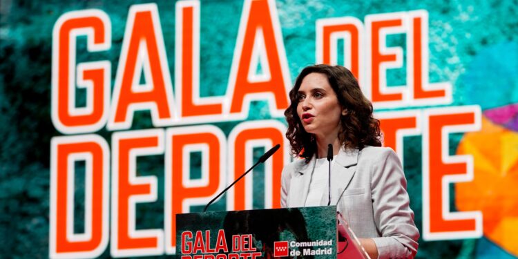 La presidenta de la Comunidad firma el Decreto de convocatoria de elecciones