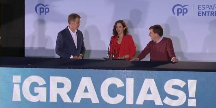 Ayuso arrasa y arrastra