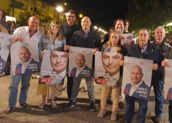 Pegada de carteles por el inicio de la campaña en Majadahonda
