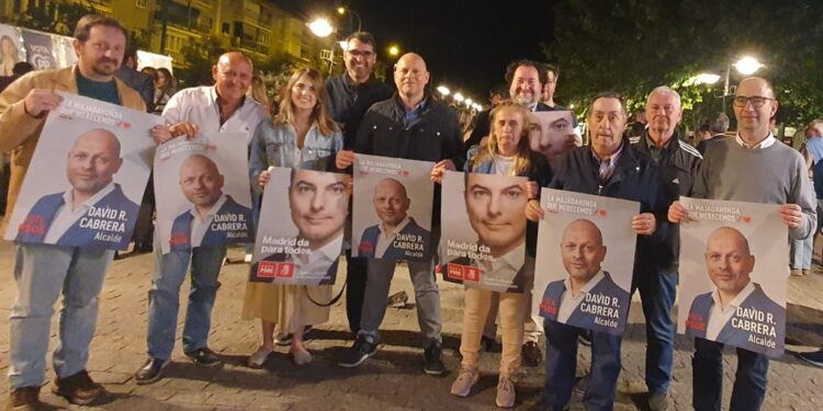 Pegada de carteles por el inicio de la campaña en Majadahonda
