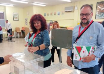 Daniel Pérez y Lola Sánchez, número uno y número dos, de Más Madrid-IU, votan este 28-M