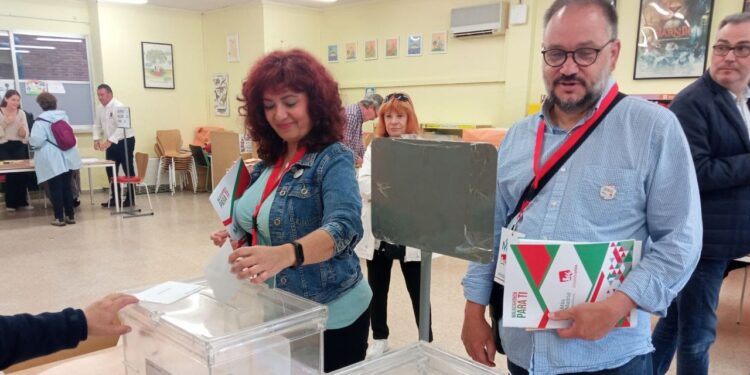 Daniel Pérez y Lola Sánchez, número uno y número dos, de Más Madrid-IU, votan este 28-M