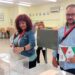 Daniel Pérez y Lola Sánchez, número uno y número dos, de Más Madrid-IU, votan este 28-M