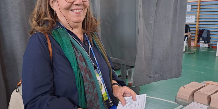 Mercedes Pedreira candidata de Centristas vota este 28-M