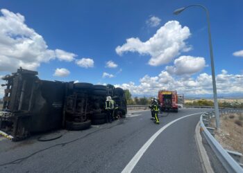 Vuelco de un camión de la basura en el cruce la M-50 con la M-509