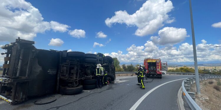 Vuelco de un camión de la basura en el cruce la M-50 con la M-509