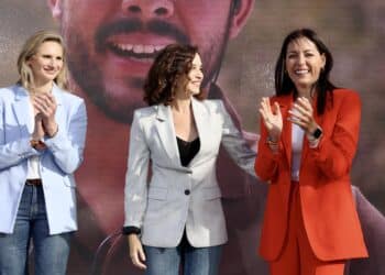 La presidenta de la Comunidad de Madrid ofrece su primer mitin junto a la candidata del PP a la alcaldía, Lola Moreno, que ha desgranado su programa electoral en la Plaza de Colón