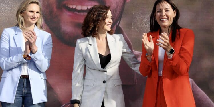 La presidenta de la Comunidad de Madrid ofrece su primer mitin junto a la candidata del PP a la alcaldía, Lola Moreno, que ha desgranado su programa electoral en la Plaza de Colón