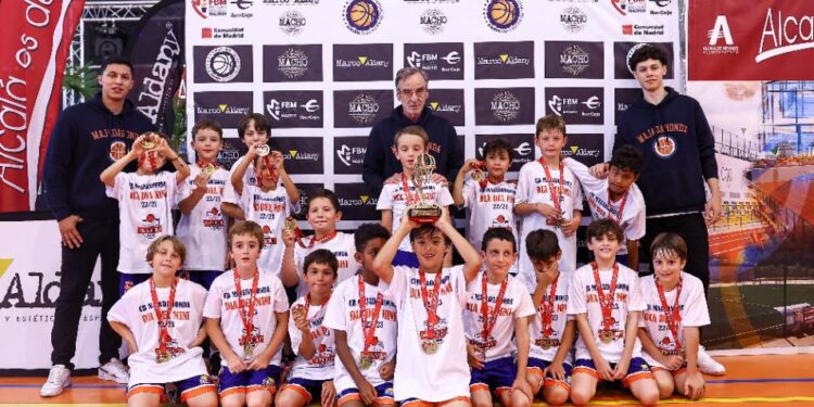 Los benjamines del Club Baloncesto Majadahonda se alzan como campeones de Madrid