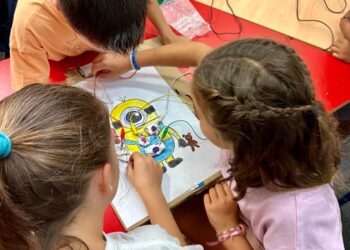 La alcaldesa de Majadahonda visita los campamentos tecnológicos infantiles de las Escuelas de Verano