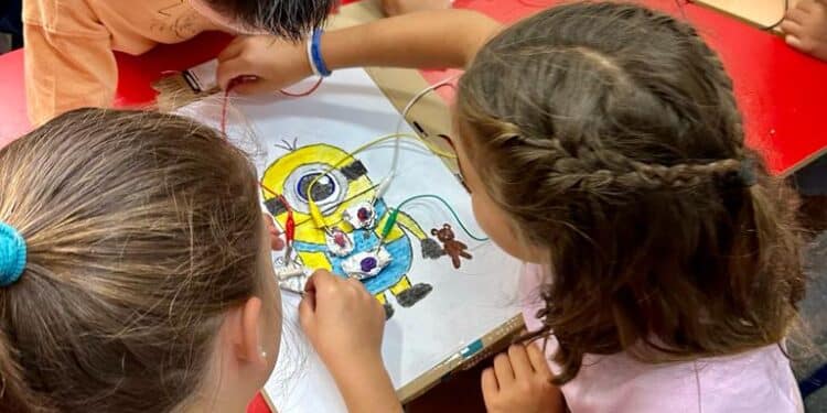 La alcaldesa de Majadahonda visita los campamentos tecnológicos infantiles de las Escuelas de Verano