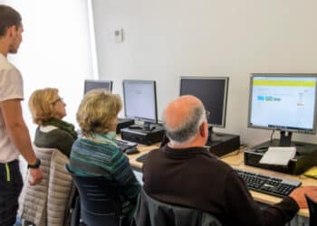 “Trámites por internet”, “Redes sociales” y “Mindfulness y meditación”, novedades para el próximo curso de los mayores de Pozuelo