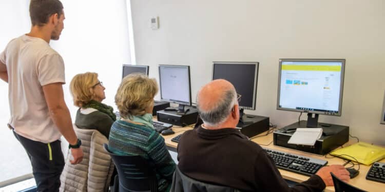 “Trámites por internet”, “Redes sociales” y “Mindfulness y meditación”, novedades para el próximo curso de los mayores de Pozuelo