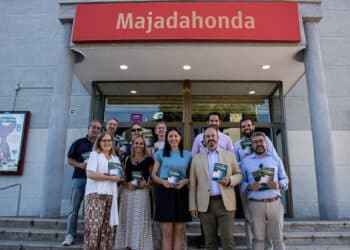 El senador popular Pedro Rollán visita Majadahonda invitando al voto por correo para este 23J