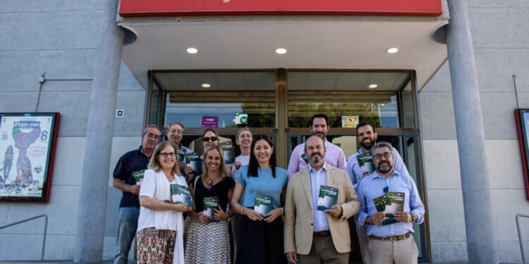 El senador popular Pedro Rollán visita Majadahonda invitando al voto por correo para este 23J