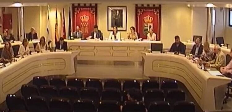 Aprobada la periodicidad de las sesiones ordinarias del Pleno, la constitución de los grupos políticos y la contratación de personal eventual