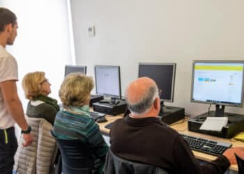 Pozuelo añade las redes sociales, los trámites digitales y la meditación a sus cursos para mayores