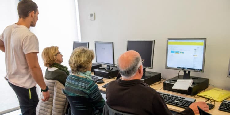 Pozuelo añade las redes sociales, los trámites digitales y la meditación a sus cursos para mayores