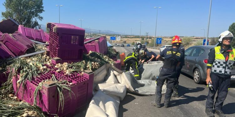 Vuelca un camión cargado con verduras en la M50