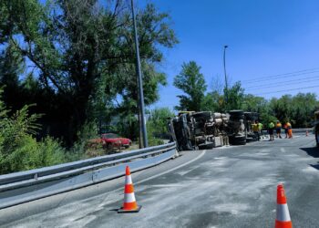 Vuelca un camión de gran tonelaje en la M-505, a la altura de Las Rozas