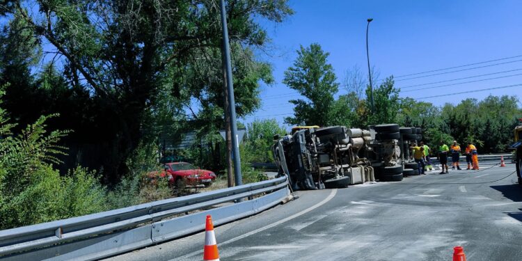 Vuelca un camión de gran tonelaje en la M-505, a la altura de Las Rozas