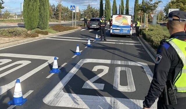 La Policía Local controla el posible mal uso del móvil en más de 2.000 vehículos