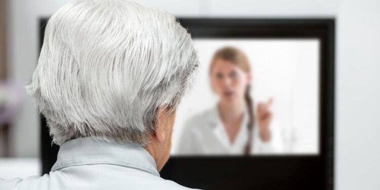 La Comunidad de Madrid estrenará en 2024 la teleasistencia avanzada en los domicilios de personas dependientes