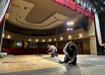 La Casa de la Cultura Carmen Conde renueva el suelo del escenario de su teatro